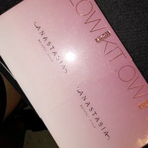 Anastasia Beverly Hills sugar glow kit.